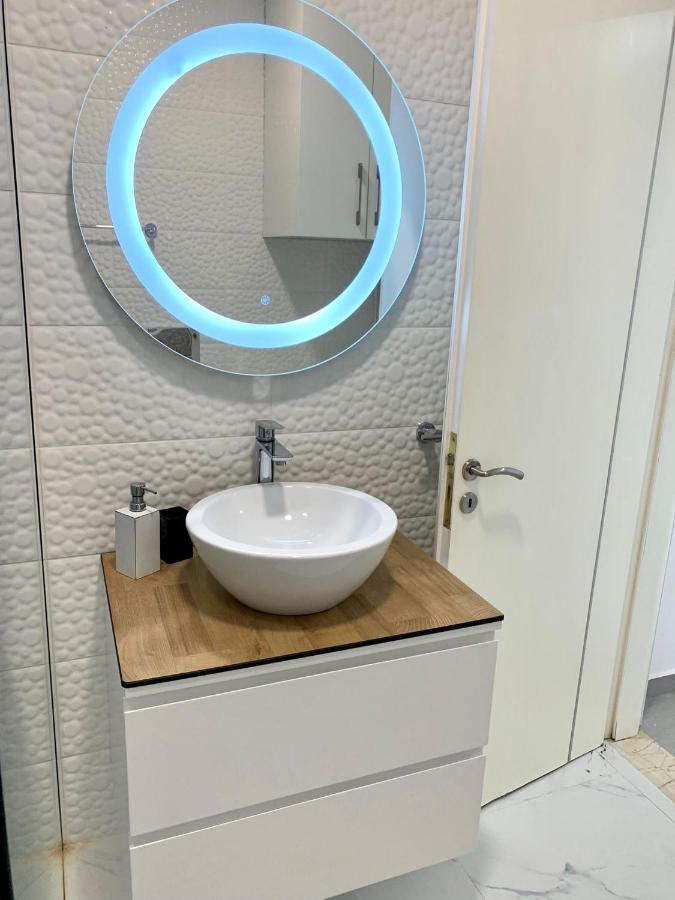 Loli Luxury White * Sarandë
