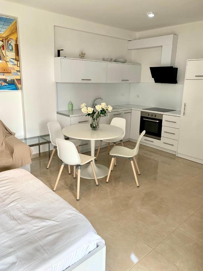 Loli Luxury White * Sarandë